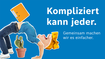 Frau balanciert Ordner