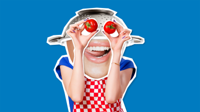 Frau mit Tomaten auf den Augen