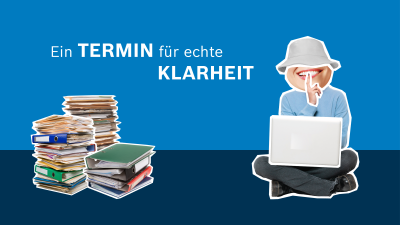 Aktenordner und eine lächelnde Frau