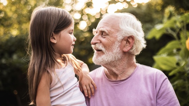 Zwei Personen lachen einander an