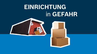 Ein Haus und Kartons schwimmen im Wasser. 