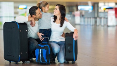 Familie mit Reisegepäck