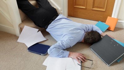 Ein Mann stürzt die Treppe hinunter und bleibt auf dem Boden liegen.