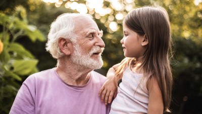 Enkelin im Gespräch mit ihrem Großvater im Park
