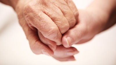 zwei Hände die sich halten