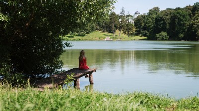 Mädchen ruht im Park