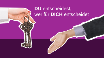 Eine Hand übergibt einen Schlüssel einer anderen Hand. 