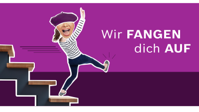 Ein Mann stürzt die Treppe hinunter und bleibt auf dem Boden liegen.