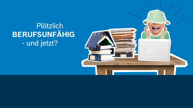 Schreiende Anna Wolf an Schreibtisch mit vielen Büchern